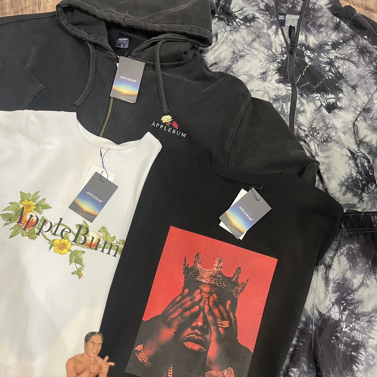 OChainz38147's tweet photo. おはようございます🌴
🍎Applebumの新作入荷中です🍎
早速動きがありましたのでご来店、ご購入はご早目にっ👀
・
BITTER DARTS
青森県青森市新町2-7-33 北谷ビル2F
017-775-7069
https://t.co/DZzrhJFUVI
・
#applebum  #newera #expansion #rapattack  #prillmall  #proclub   #212mag #レコード https://t.co/C7TIwW9zxk