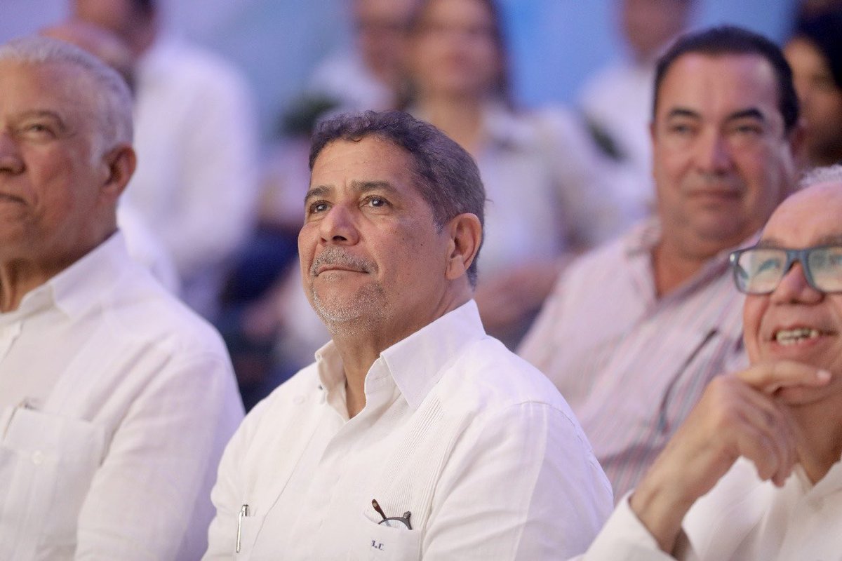 AgriculturaRD's tweet photo. 🎉🐔 Orgullosos y contentos, ¡la Asociación Dominicana de Avicultura reconoce a nuestro Ministro @limbercruzl por su dedicación y compromiso con el desarrollo de la avicultura! Juntos seguimos construyendo un futuro más próspero. 🌾🇩🇴 #Avicultura #CompromisoConElCampo https://t.co/YBGfSN5tHf