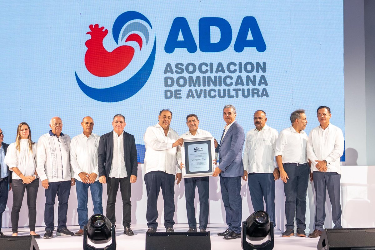 AgriculturaRD's tweet photo. 🎉🐔 Orgullosos y contentos, ¡la Asociación Dominicana de Avicultura reconoce a nuestro Ministro @limbercruzl por su dedicación y compromiso con el desarrollo de la avicultura! Juntos seguimos construyendo un futuro más próspero. 🌾🇩🇴 #Avicultura #CompromisoConElCampo https://t.co/YBGfSN5tHf