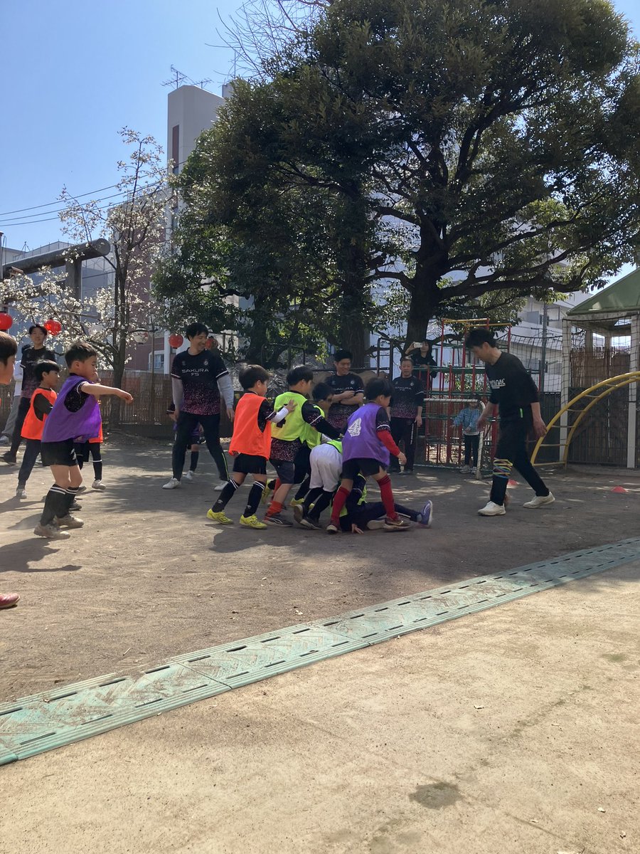 m_mochizuki3's tweet photo. 卒園お別れサッカー
久々の望月コーチ

果たして
目の前に立ちはだかる
　　子供達の『壁』
を突破できたのか…笑

楽しい時間とたくさんの笑顔をありがとう。

大人になっても
　　スポーツの楽しさ
　　みんなから大切にされたこと
忘れないでね。

#世田谷区
#望月まさのり https://t.co/imA3EeGjYj