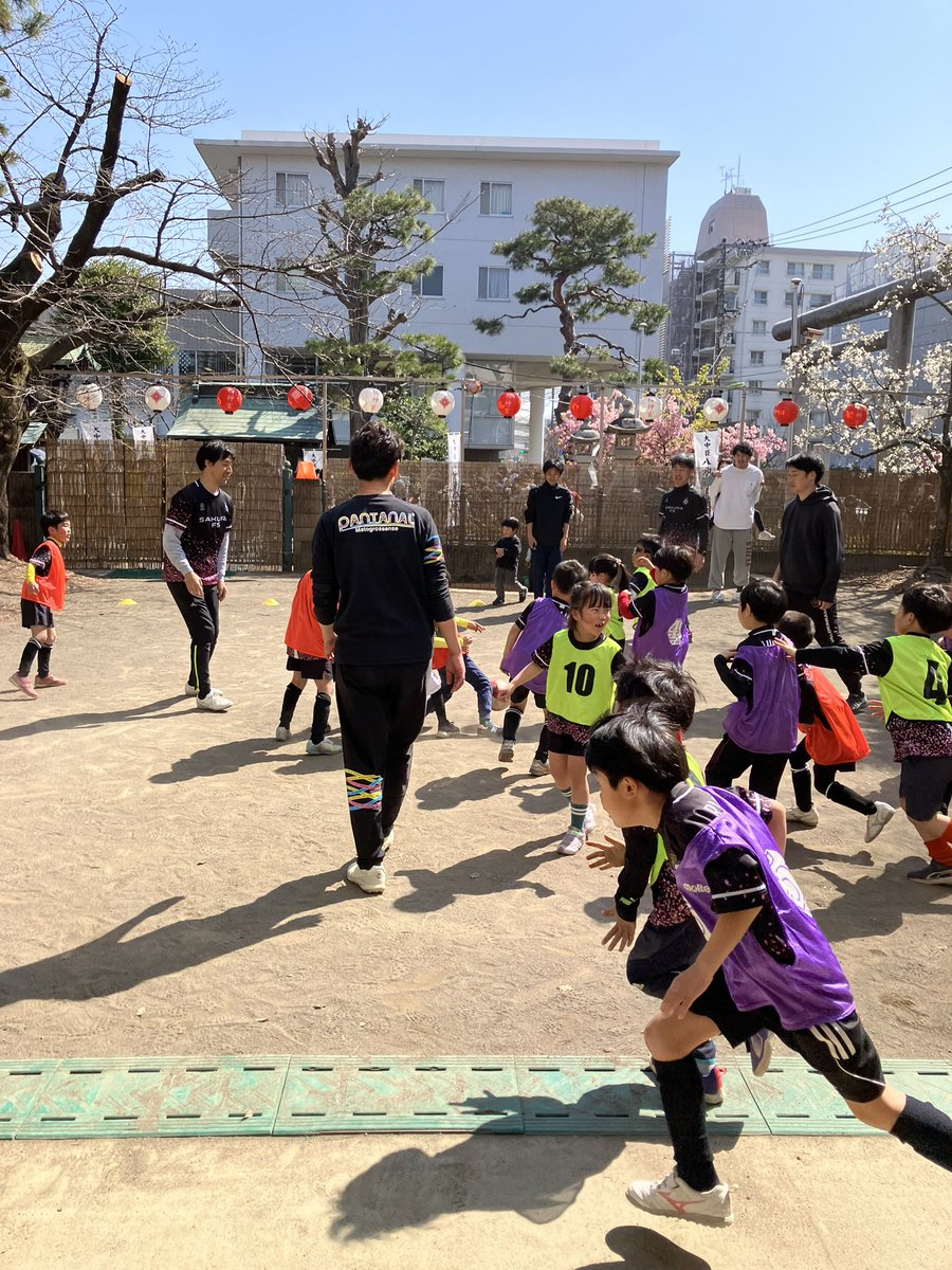m_mochizuki3's tweet photo. 卒園お別れサッカー
久々の望月コーチ

果たして
目の前に立ちはだかる
　　子供達の『壁』
を突破できたのか…笑

楽しい時間とたくさんの笑顔をありがとう。

大人になっても
　　スポーツの楽しさ
　　みんなから大切にされたこと
忘れないでね。

#世田谷区
#望月まさのり https://t.co/imA3EeGjYj