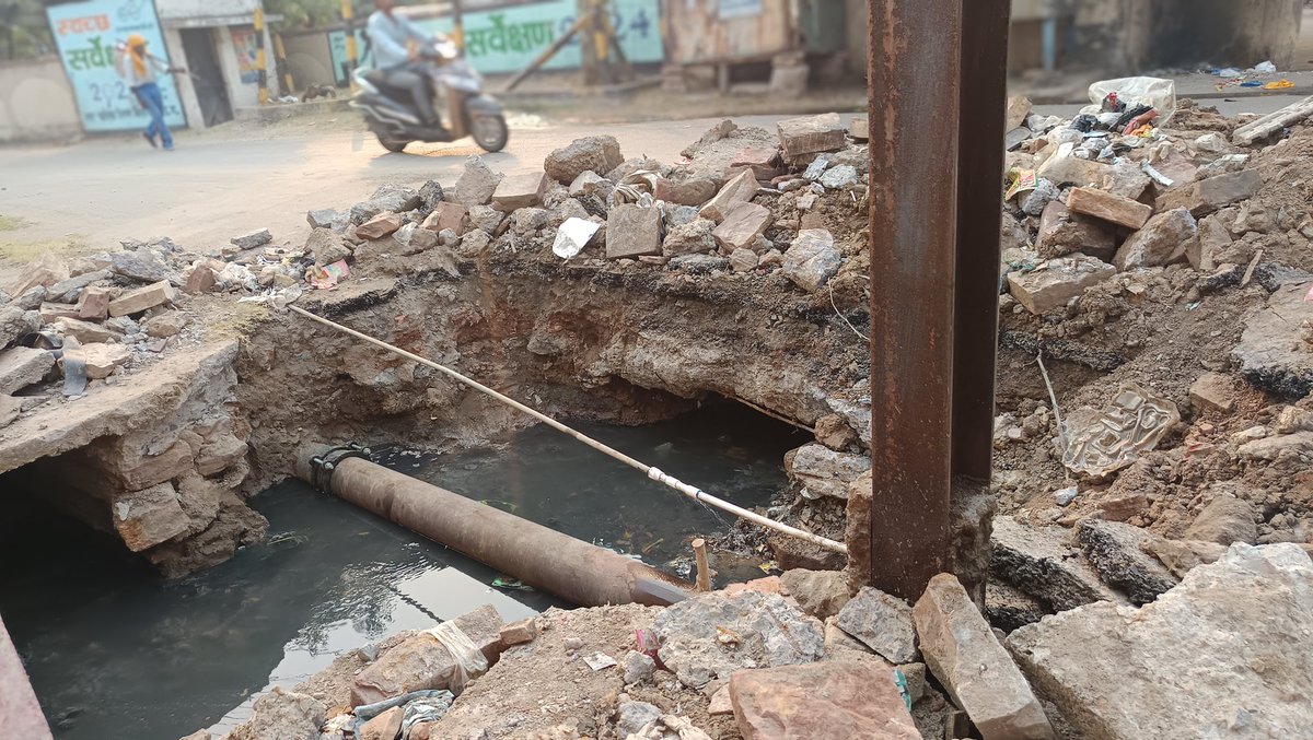 DeepakNsodhi's tweet photo. @HamarBilaspur @bmcbbsr @DistrictBijapur 
दीपूपरा में अमृत मिशन का पानी नली के पानी में डूबा  हुआ है नली का पानी पाइप में जरहा है रिपेयर करवाया गया पर उसे टीक करने हेतु सामने से आने वाली नली को कोई और साइड देना अनिवार्य है वो पीले को जंग लगा रहा है। तत्काल कारवाही की जय। बदबू है। https://t.co/jPcrALU1oq