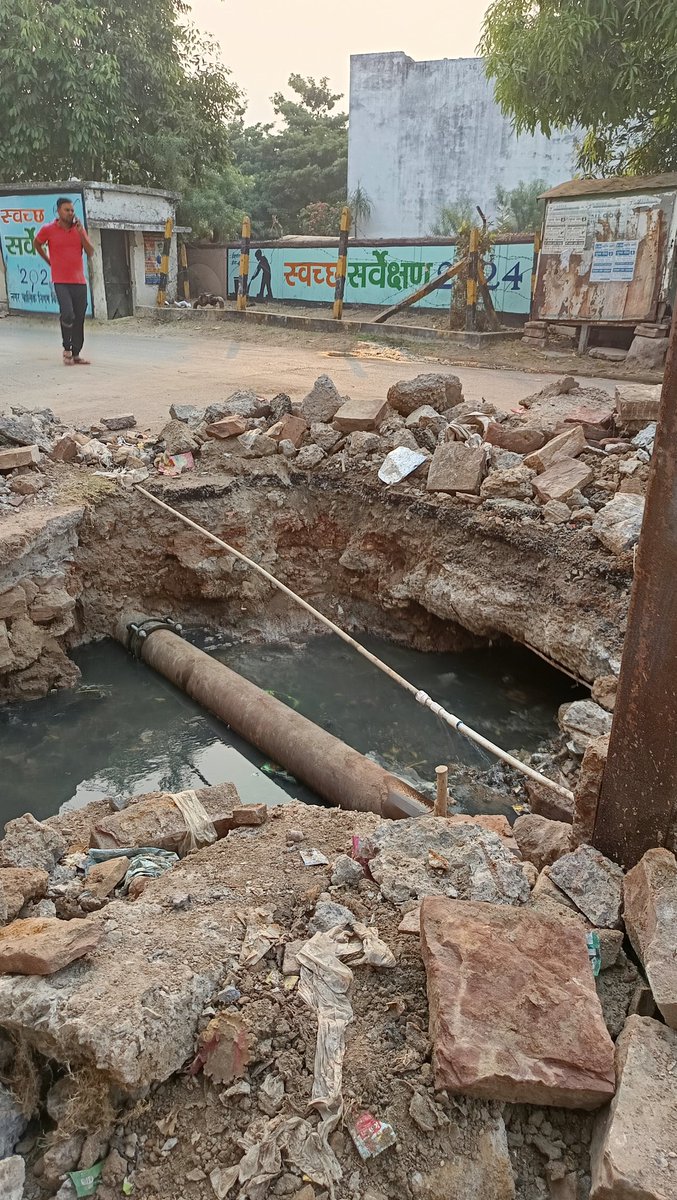 DeepakNsodhi's tweet photo. @HamarBilaspur @bmcbbsr @DistrictBijapur 
दीपूपरा में अमृत मिशन का पानी नली के पानी में डूबा  हुआ है नली का पानी पाइप में जरहा है रिपेयर करवाया गया पर उसे टीक करने हेतु सामने से आने वाली नली को कोई और साइड देना अनिवार्य है वो पीले को जंग लगा रहा है। तत्काल कारवाही की जय। बदबू है। https://t.co/jPcrALU1oq