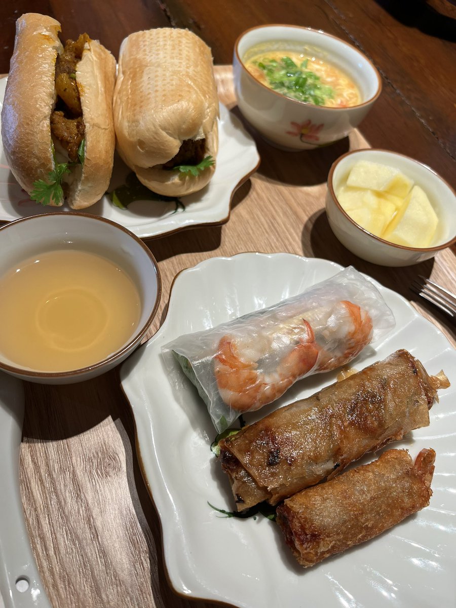 msugi69734721's tweet photo. 今日のお昼は、BEMAMAというベトナム料理屋さん
焼肉バインミーのランチセット
生春巻き、エビ春巻き、揚げ春巻きもバインミーも美味しかった!
日本人向けの味付けなのかな?
次はフォーのセット食べてみようかな
#BEMAMA https://t.co/k9uRZMeUII