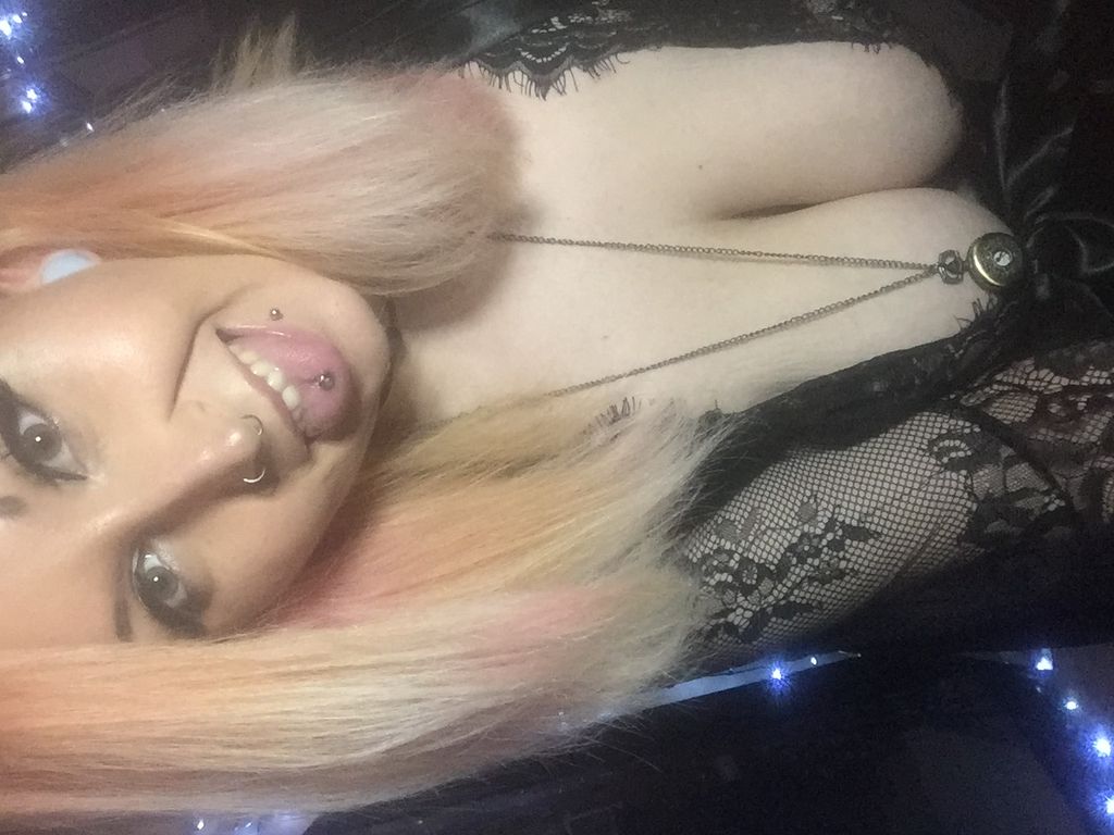 I'm online right now on CamModelDirectory - pay-per-minute system for Skype live shows. Call me right now in private here: cammodeldirectory.com//model/2614559…