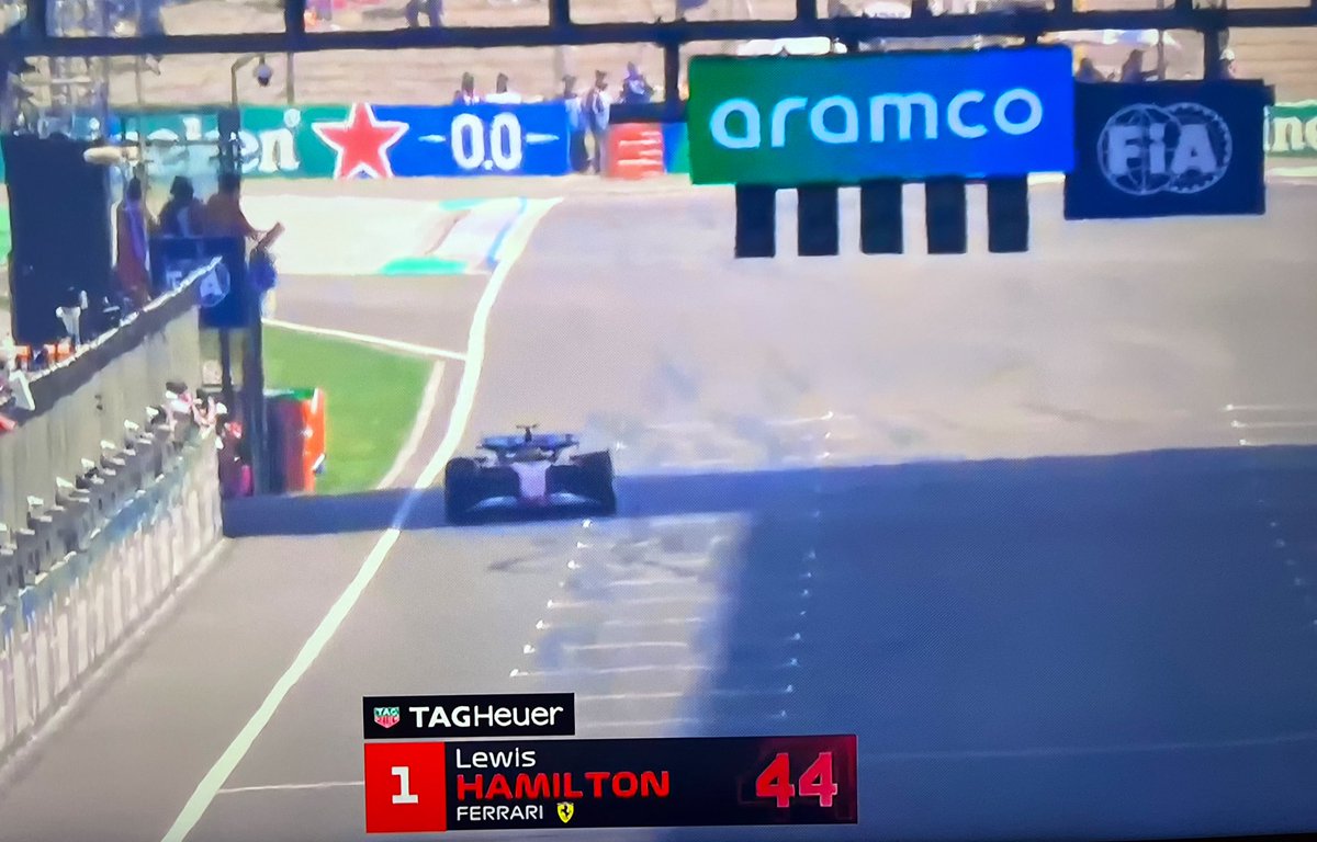 ColMotorFans's tweet photo. 🚨 HISTÓRICO: Lewis Hamilton obtiene su PRIMERA VICTORIA con Ferrari 

Ha ganado de punta a punta la #F1Sprint en Shanghai 

🥈 Piastri 
🥉 Verstappen 

#F1 #ChineseGP https://t.co/nZ3PwCbbX9