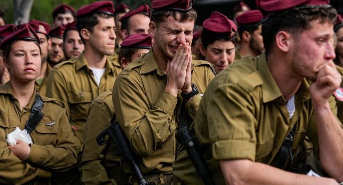 جنود اسرائيليين من لواء #جعفاتي طُلب منهم العودة للقتال في #غزة 😂😂😂😂
#غزة_الفاضحة