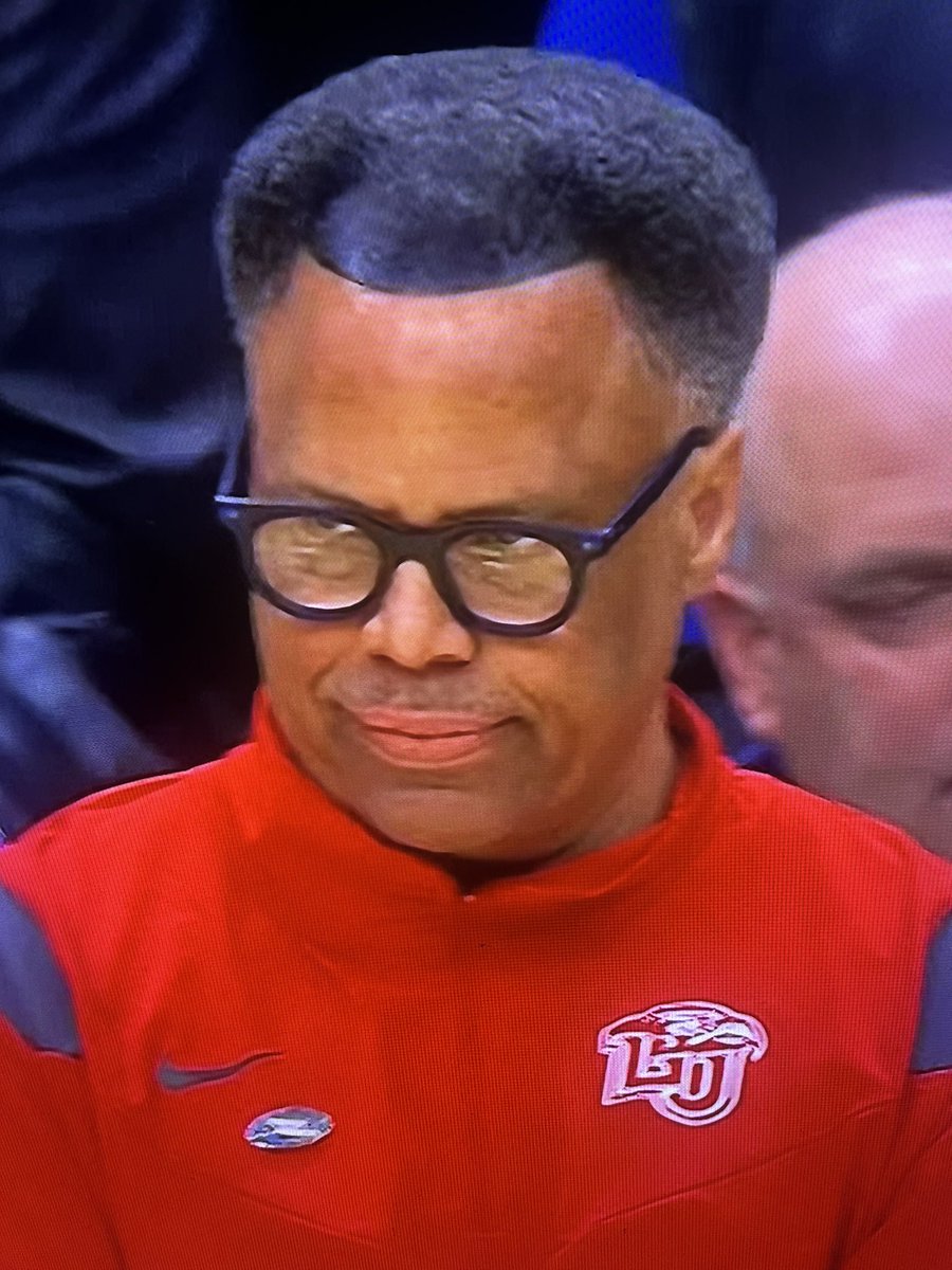creekjohnson_'s tweet photo. Liberty’s coaches barber needs his ass beat. Got the whole bottle of Bigen on his head. 😂😂😂😂😂😂😂 https://t.co/gV0UqfiLoO
