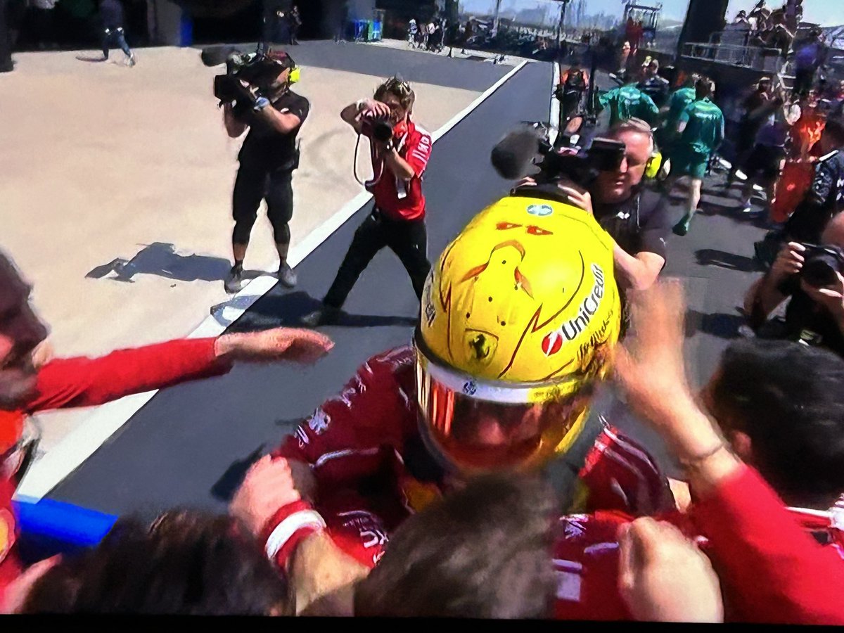 Hamilton sólo ha necesitado una semana para terminar con cualquier duda sobre su rendimiento, y para callar a todos sus haters oportunistas.

Primera “victoria” en Ferrari!

El rey de la fórmula 1 comienza una nueva era de rojo.