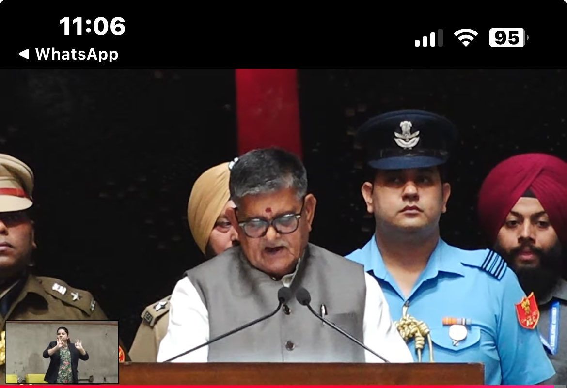 RamanPsekhon's tweet image. ਇਕ ਪਾਸੇ ਸਰਕਾਰ ਰਾਤੋ ਰਾਤ ਕਾਗਜ ਤੇ ਦਸਤਖ਼ਤ ਕਰ ਦਿੰਦੀ ਹੈ ਕਿ ਪੰਜਾਬ ਭਾਸ਼ਾ ਜਰੂਰੀ ਵਿਸ਼ਾ ਹੈ,ਦੂਜੇ ਪਾਸੇ ਵਿਧਾਨ ਸਭਾ ਵਿੱਚ ਭਾਸ਼ਨ ਹਿੰਦੀ ਵਿੱਚ ਦਿੱਤੇ ਜਾਂਦੇ ਹਨ,ਇਕ ਪਾਸੇ ਪੰਜਾਬ ਸਰਕਾਰ ਹਿੰਦੀ ਵਿੱਚ ਕਰੋੜਾਂ ਰੁਪਏ ਖਰਚ ਕਰਕੇ ਇਸ਼ਤਿਹਾਰ ਲਾ ਰਹੀ ਹੈ ਦੂਜੇ ਪਾਸੇ ਪੰਜਾਬੀ ਯੂਨੀਵਰਸਿਟੀ ਪੰਜਾਬੀ ਦੇ ਪ੍ਰਚਾਰ ਲਈ ਫੰਡ ਉਡੀਕ ਰਹੀ ਹੈ, ਤ੍ਰਾਸਦੀ