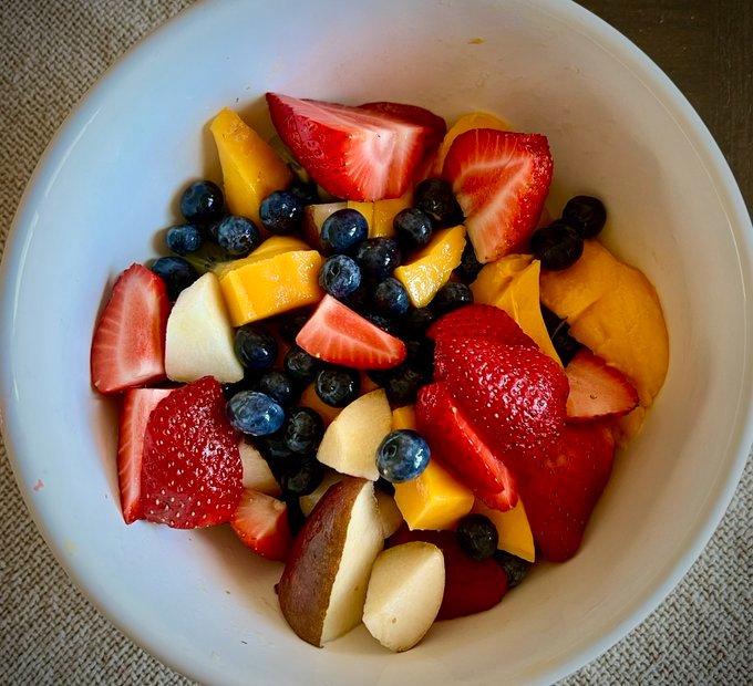 What vegans enjoy 🌱🍓🍑

📸: <a href="/thehungrysheen/">Hungry Thoughts</a>, <a href="/RwVgnAdvice/">The Raw Vegan</a>