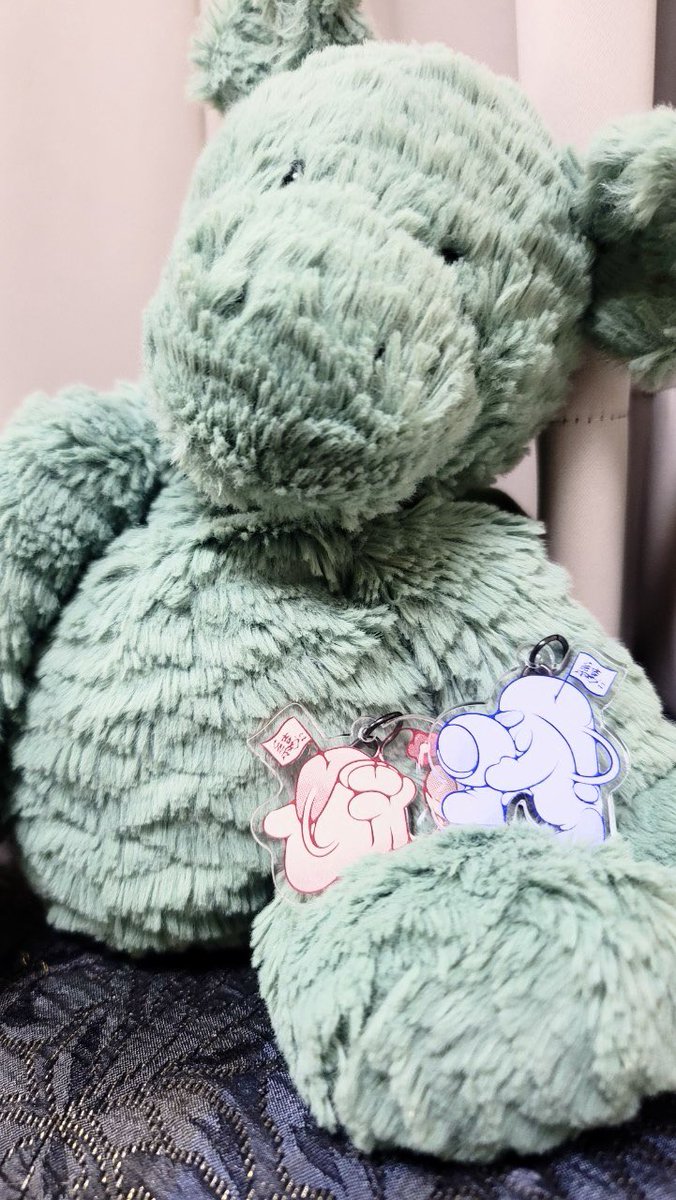 【アクキー出る】
そして勢いで作った割にかわいすぎて戸惑っているアクキーもあります。キャラクターの名前は「ユイノウくん」です。うわっかわいい