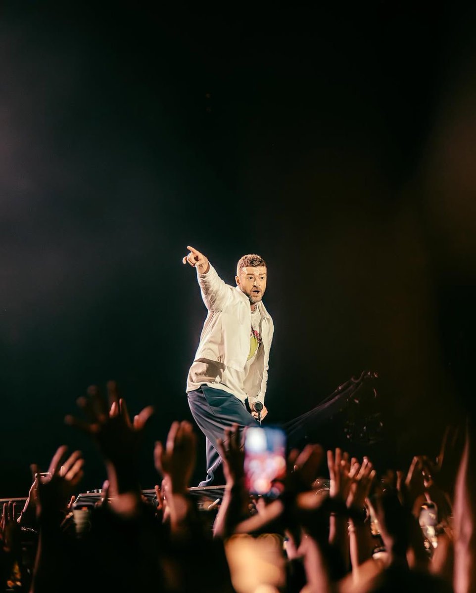 grupojtbrasil's tweet photo. Mais fotos do Justin Timberlake no Lollapalooza Argentina! 🔥🎶 O rei do pop chegou com tudo e já está deixando sua marca nesse festival épico! Quem aí queria estar na grade? 👀💃🏽

#JustinTimberlake #LollaAR #LollapaloozaArgentina #JTLive #TheForgetTomorrowWorldTour https://t.co/tZMw3riKoJ