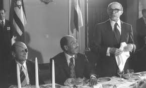 mshinqiti's tweet photo. أخرج السادات #مصر من التاريخ والجغرافيا بزيارته الخرقاء إلى #إسرائيل عام 1977، وتسليمه مفاتيح بلاده للاحتلال الصهيوني-الأميركي. وبعد نصف قرن على تلك الزيارة المشؤومة توشك مصر اليوم أن تخرج من الدائرة الإنسانية بِرُمَّتها.
#غزة_تحت_القصف https://t.co/mFn9Dt5uyQ
