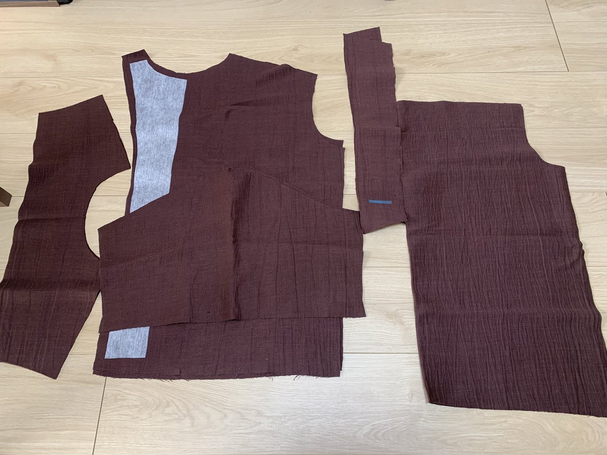 wooln_wooln's tweet photo. オープンカラーシャツ（半袖）制作　過程①

これからの時期に向け制作開始‼︎
初シャツ作りなので、本を参考に進める👀

布を切って、部分的に接着芯まで貼りました

生地の雰囲気に惹かれて決めたけど、
レーヨンが入っていて伸びやすい...
注意しながら作っていきます🪡

#ハンドメイド　#洋裁 https://t.co/Z0N3XVVnF8