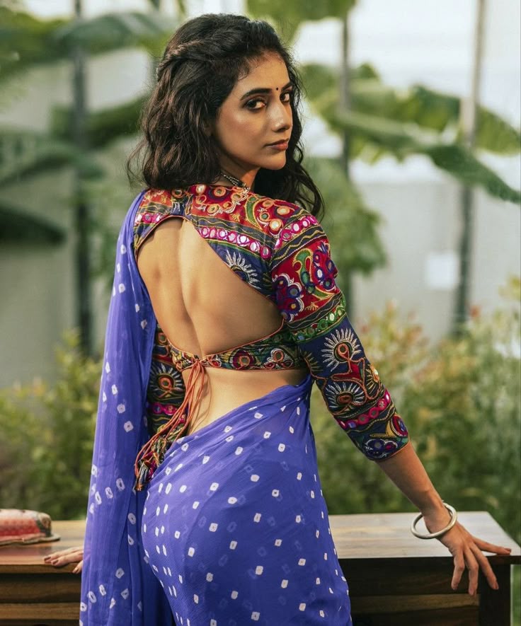 लिखती हूं जिसके लिए उसे खबर तक नहीं,

पढ़ते हैं वो लोग जो मुझे जानते तक नहीं...!!

🌷 आपका दिन शुभ हो 🙏🌷
