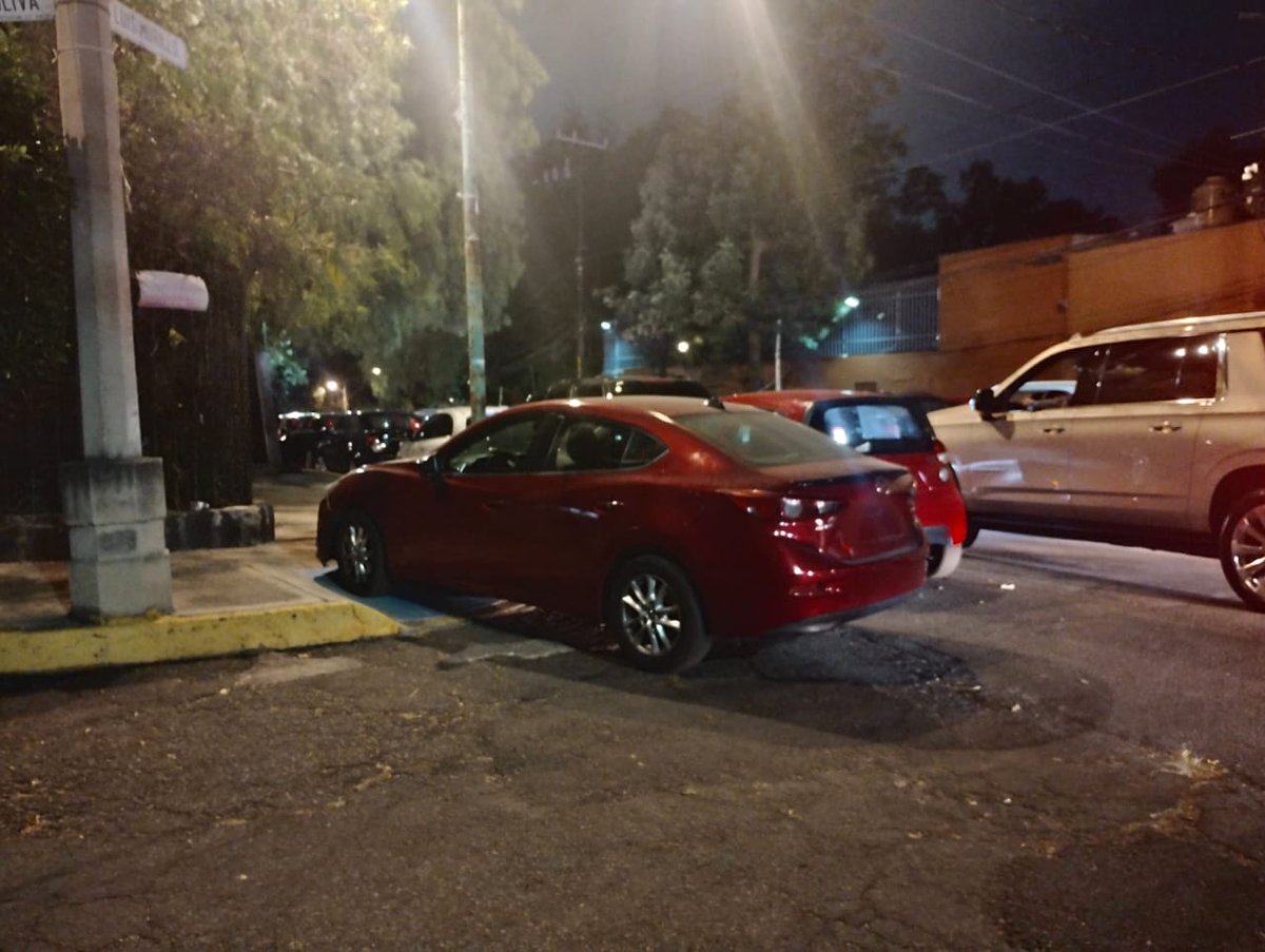 JackieManzano19's tweet photo. Autos subidos en banqueta y sobre la rampa de discapacitados. https://t.co/r7OJF944hS