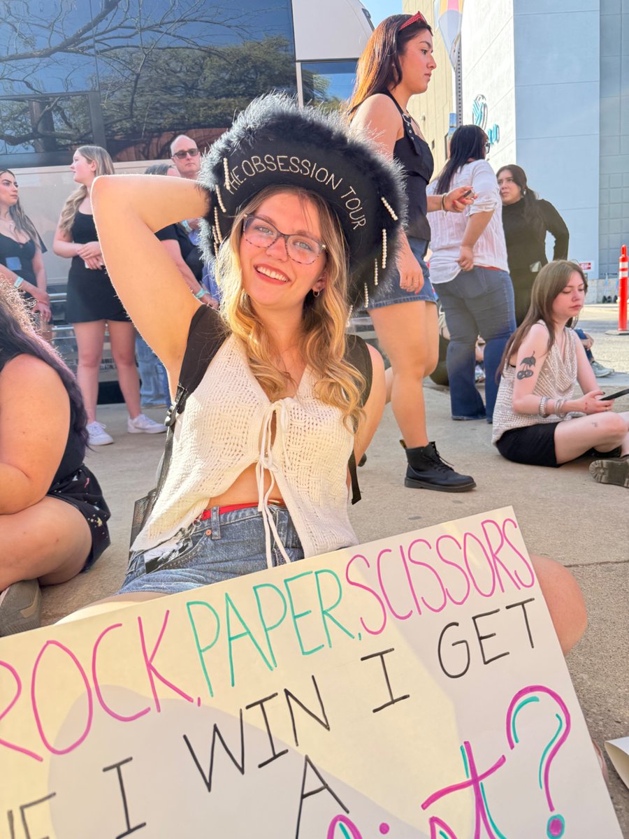 marchtorab's tweet photo. IF ANYONE GOT ANY PICTURES OR VIDEOS OF ROSS IN AUSTIN WITH THE HAT TONIGHT PLEASE SEND THEM TO ME, IT WAS MY HAT!!!! https://t.co/R2ZMUYp9Cy