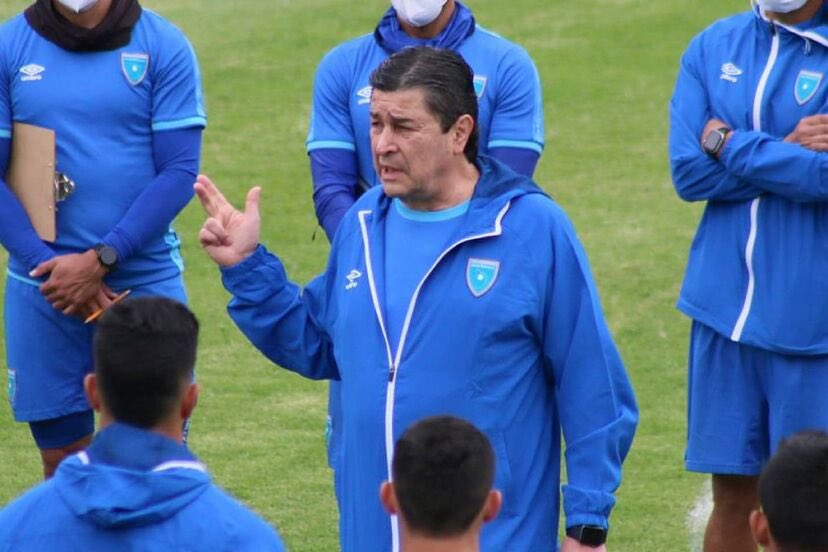 EstuardoSC's tweet photo. El entrenador de la selección mayor de Guatemala, Luis Fernando Tena, gana aproximadamente Q331,048.00 quetzales al mes, según documentos de la Federación Nacional de Fútbol de Guatemala. 

Gana 3 veces mas que el presidente del país.

La selección perdió hoy contra Guyana. 

Fuente: https://t.co/Jn1kgLNiAr