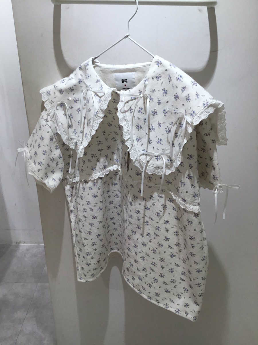 松本かれんコラボ】merry Jenny りぼんとお花のフリルカラーブラウス