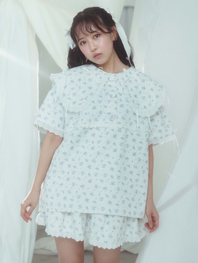 ▷新作情報 【松本かれんコラボ】りぼんとお花のフリルカラーブラウス 