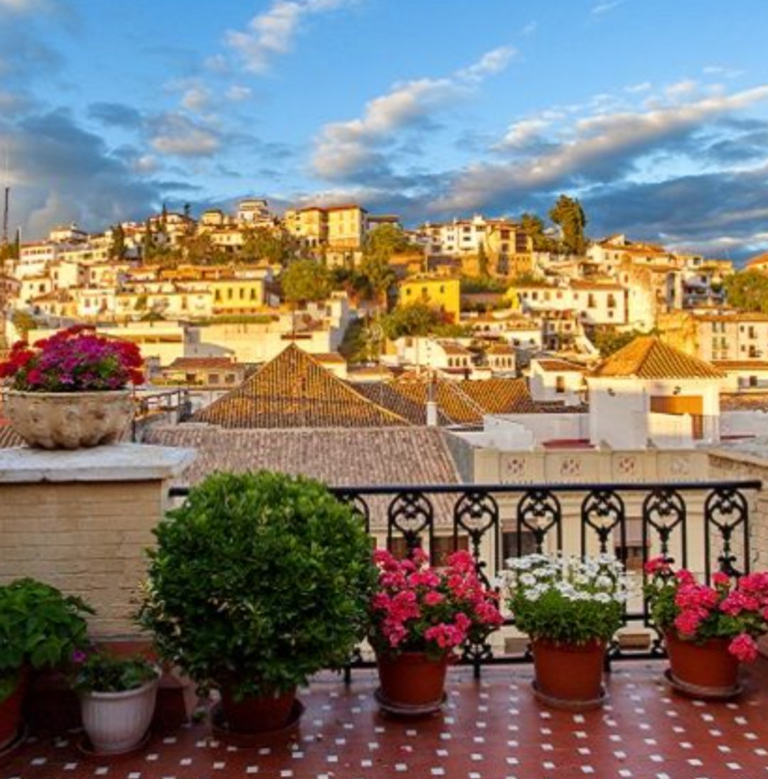 bookgotrip's tweet photo. Granada, Spain,🇪🇸. 
Visit and see the #architectural perfection in so many areas + the Alhambra.
#alhambra #spain #spaintravel #travel #travelinspiration #friday https://t.co/HLKgUch7jS