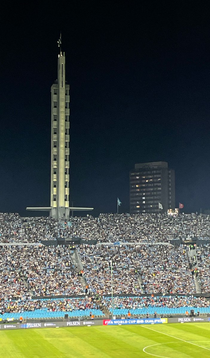 Lo de la gente esta noche en el estadio Centenario es para repensar todo. 
Fue lamentable. 
Fuimos visitantes.
