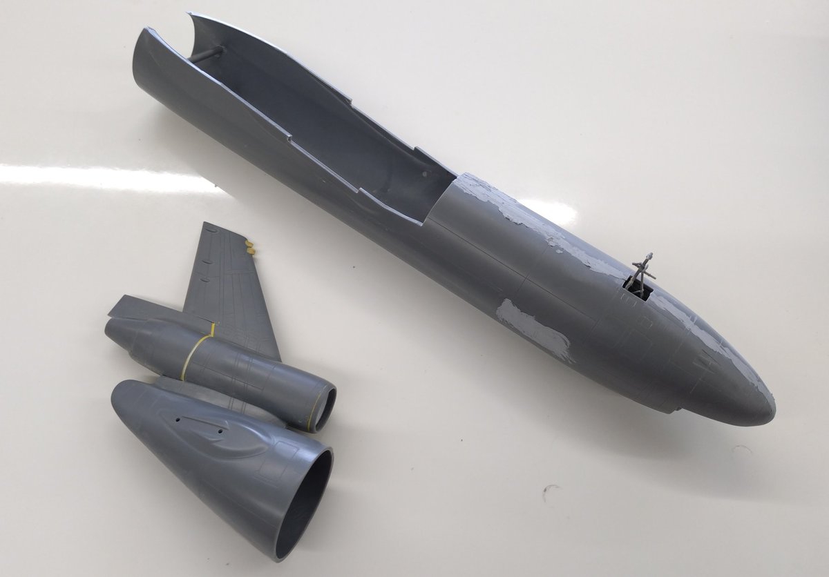 このキット、プチ整形どころか、大手術ですな。
こんな場所で分割なんかして欲しくない。