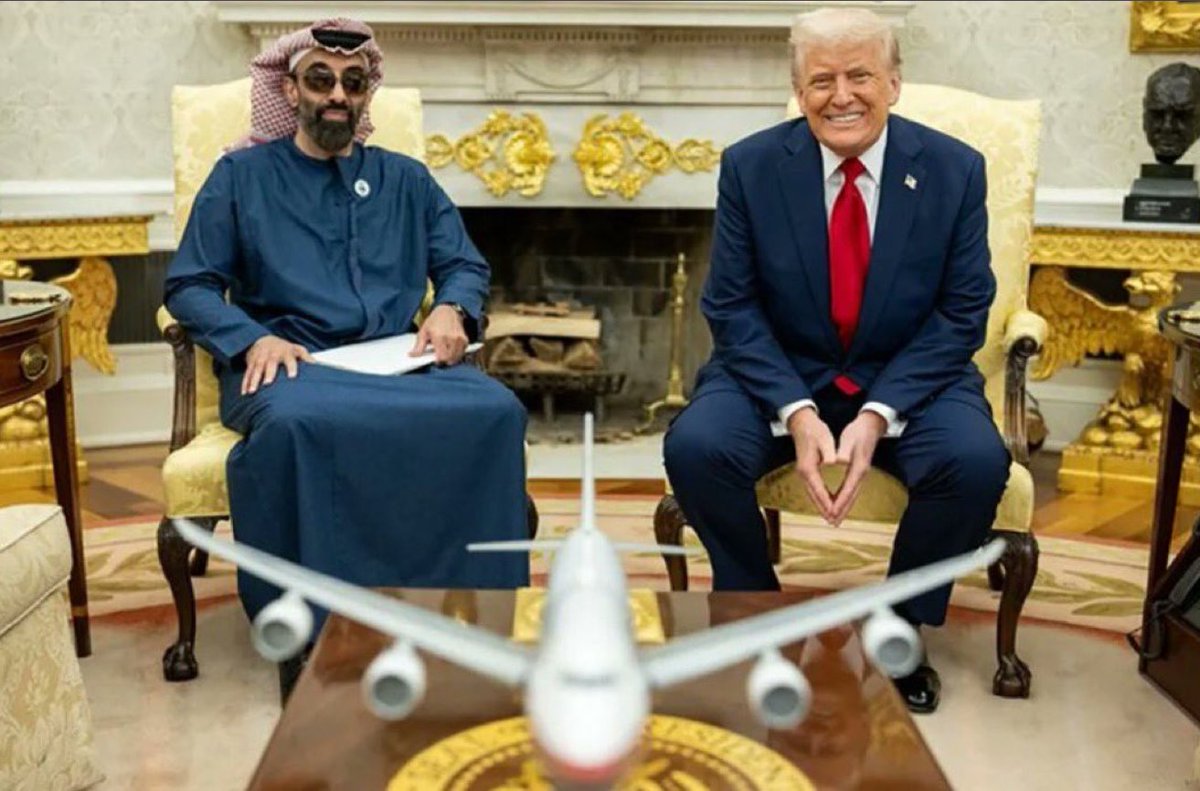 Aviel_X's tweet photo. @ShadowBlack49 Я вот заметил. Приехал вчера к Трампу какой-то арабский поц. Сидит в Овальном кабинете в ночнушке с полотенцем на голове, но к нему никто не цепляется, что он не в костюме... https://t.co/L1qJbUZ2lo