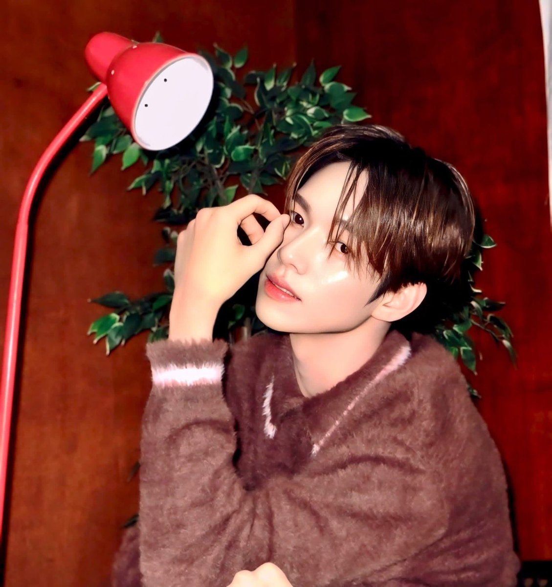 jlagabogsh's tweet photo. yk it’s a crazy group when the main vocal and main dancer can be their main visual too 🫠 https://t.co/iFVE4XvZTR
