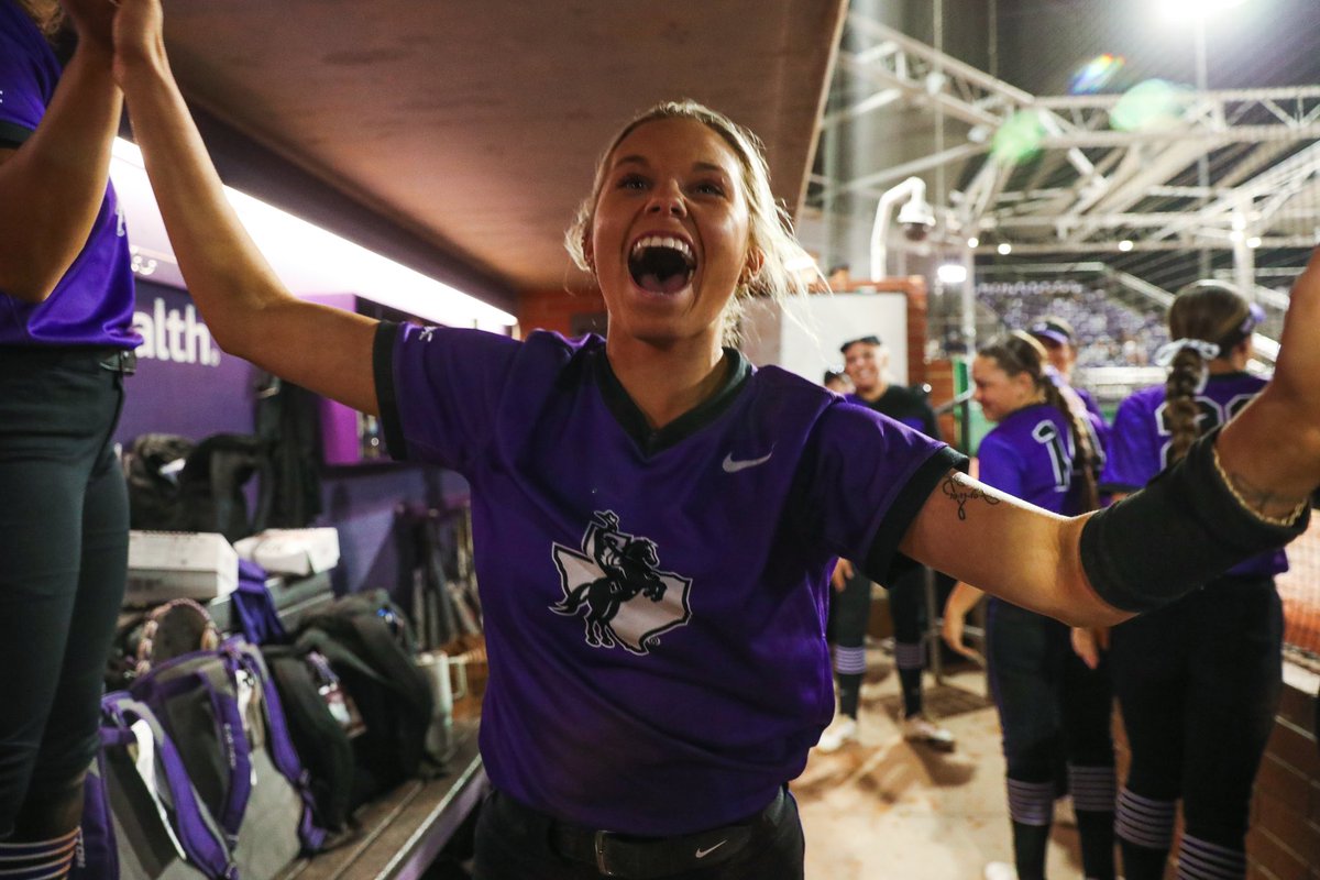 TIE GAME 🤩

Kalyn singles to left and as Gilliland dives into home and its 2-2 in the top of the seventh!!

#NeverEnough | #TarletonState