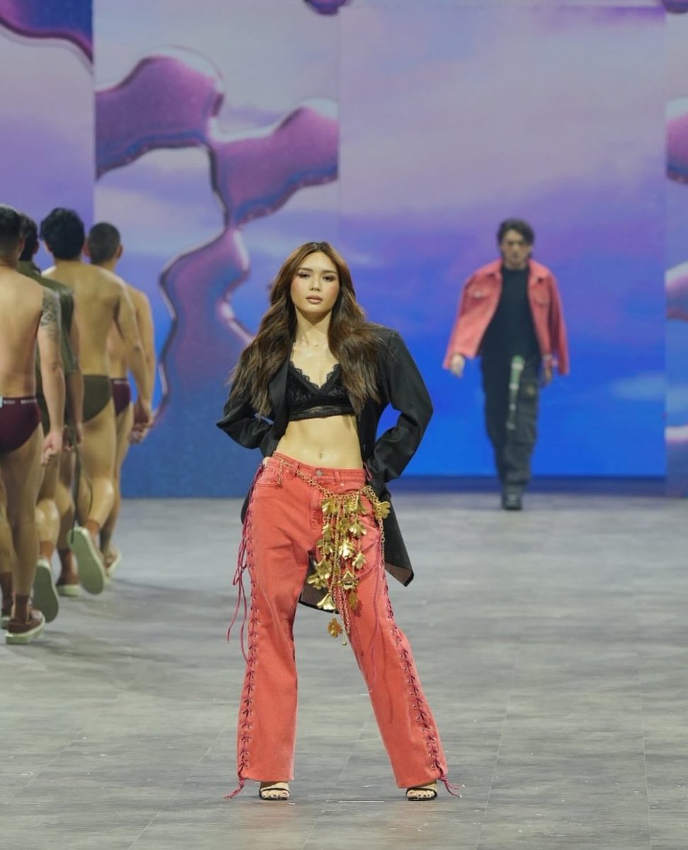 Last night’s head turner 🔥

#FrancineDiaz