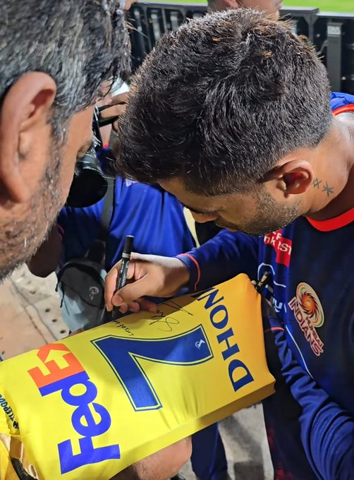 Akaran_1's tweet photo. Suryakumar Yadav signs an autograph on a Number 7 CSK jersey for a fan! 💛✨
- A wonderful gesture by the Indian T20I captain! 🤝🏏
#SuryakumarYadav #SKY #CSK #IPL2025 #CaptainSKY #CricketLove #NiceGesture https://t.co/dZhQ7oRmRS