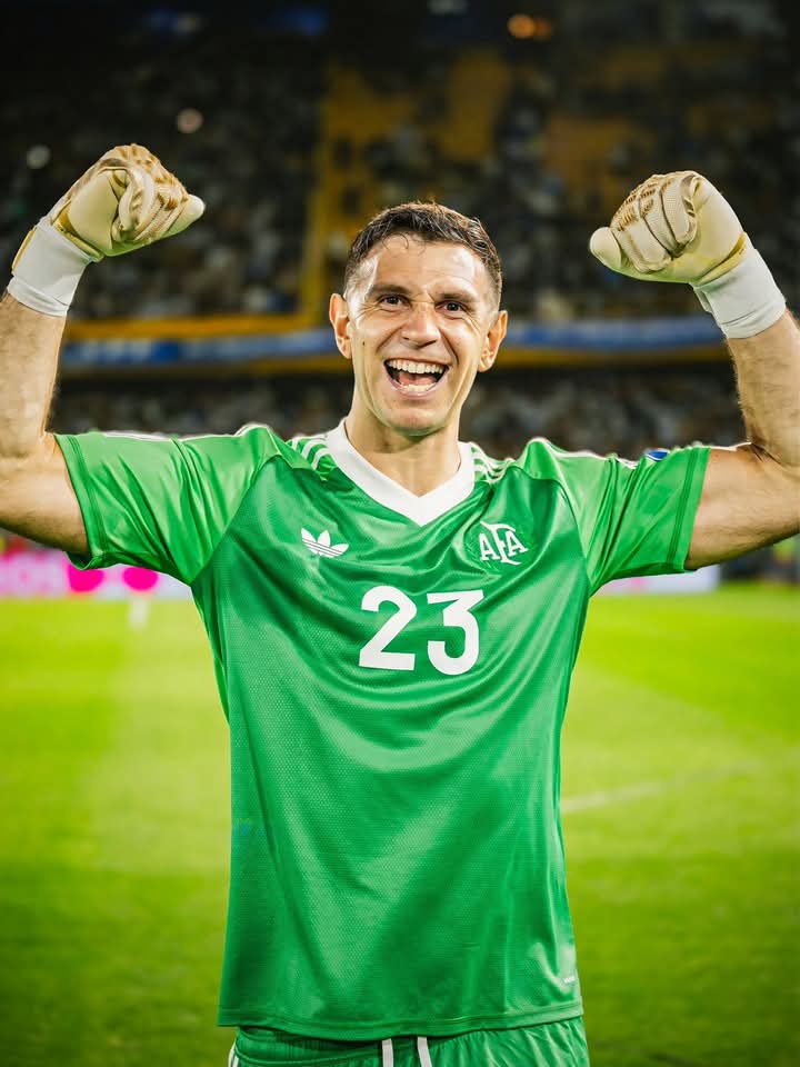 ARG_Stats's tweet photo. Emiliano Martínez for Argentina 🇦🇷 national ⚽ team:

🏟️ Matches - 50
✅ Clean Sheets - 36
🏆 Trophies - 4 https://t.co/EURokKop8w