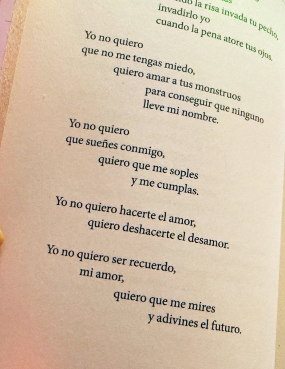 feliz día de la poesía a quien la escribe, la inspira, la lee, la siente y la hace suya 💚