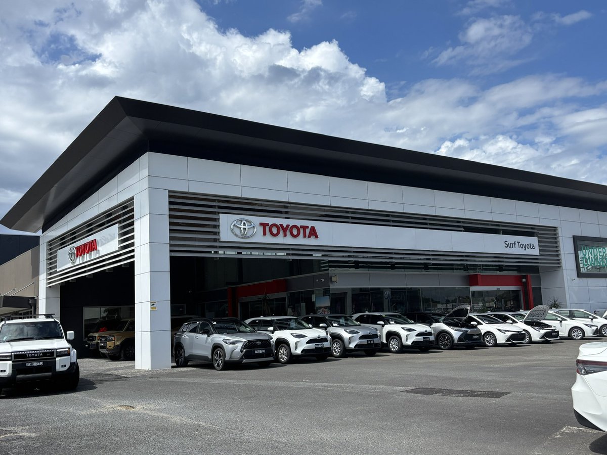 今日、TweedのSurf Toyotaに行ってきました。ショールームの真ん中に展示され桜の木や、「全ての人を幸せにする」と書かれたスタッフのユニフォームに日本を見つけました。桜は、Surf Toyotaが日本文化を大切にしつつ、常に革新を追求する事を象徴しているようです。　日本人技術者もいるので安心。