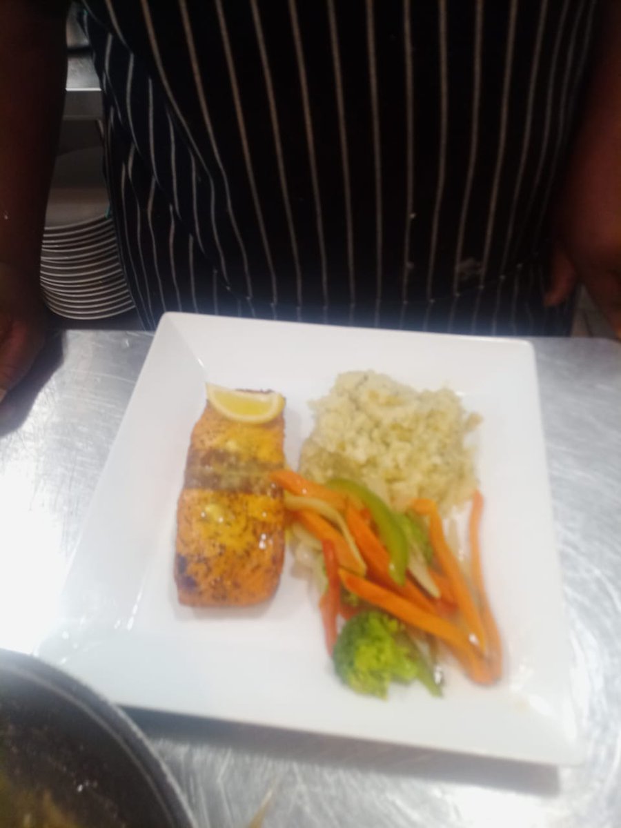 JosephYelram's tweet photo. He's allergic to seafood, but loves to cook seafood 🦞🐟🌮👨🍳 #seafood #salmonstrong #Cooking #dinnerrush #workingman #FoodieHeaven #Foodies https://t.co/i6GtLVaZcL