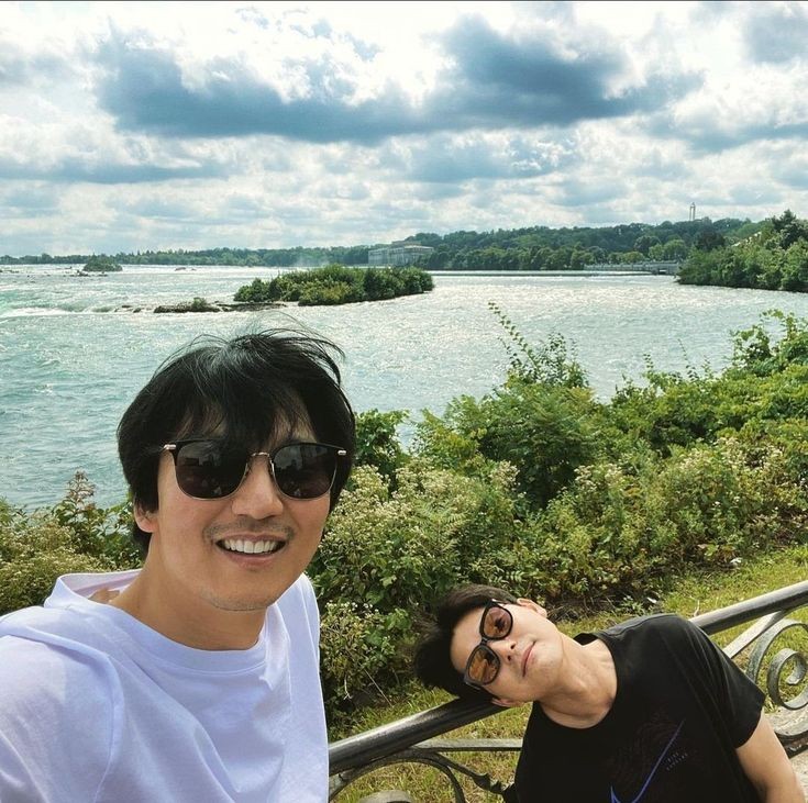 Mencintai laut bukan berarti kamu harus menyelam ke dalam, bisa juga dengan duduk diam dan nikmati keindahannya.