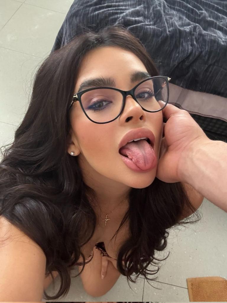 Bby te gustaría tenerme así? 
Coméntame lo que se te viene a la mente, ando muy caliente y estaré respondiendo por mi Onlyfans.com/babybmtz