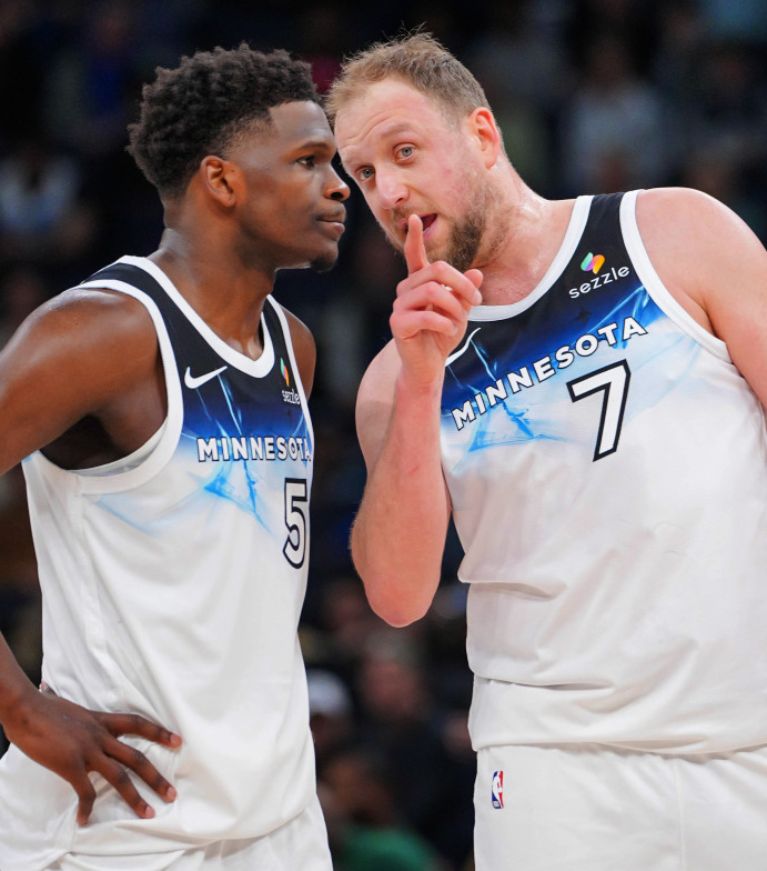 50NuancesDeNBA's tweet photo. Histoire très touchante à Minneapolis...

Habitant à Orlando, la famille de Joe Ingles est actuellement dans le Minnesota pour lui rendre visite.
L'un de ses fils, Jacob, est autiste, et a assisté pour la première fois en début de semaine à un match NBA dans son intégralité (ne pouvant pas auparavant faute à une surcharge sensorielle le perturbant). Malheureusement, Joe n'avait pas joué lors de cette grande première...

Chris Finch, l'entraîneur des Timberwolves, ne voulait pas que cela se reproduise, et a donc titularisé Ingles hier soir contre les Pelicans, déclarant : « parfois, il faut simplement faire ce qui est humain » 🥹

C'est beau !

PS : c'était la première titularisation de Joe depuis le 30 janvier 2022 avec Utah...