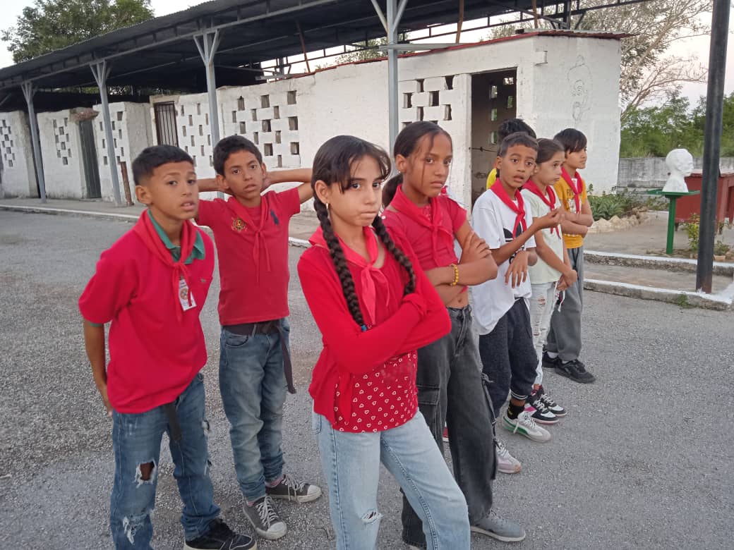 YermanisMatos's tweet photo. Los pioneros octubrinos fieles a sus doctrinas martianas realizan la Acampada Municipal en la loma del Burro, entre jóvenes profesores y guías bases permanecen realizando actividades muy significativas para su desarrollo pioneril @lisaracorona1 @rpalmero1 #LaHabanaDeTodos https://t.co/pQUtDfAtNd