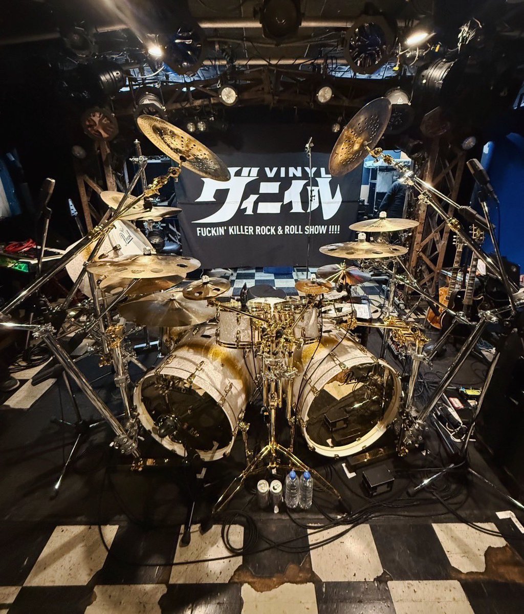 昨夜はヒトデくんがドラムを叩いているVINYLを観に新宿ロフトに行っ