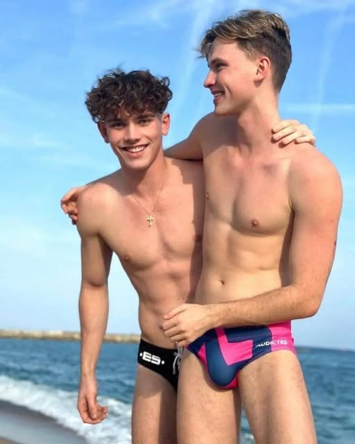 DiverCityMx's tweet photo. ¡Los amigos que viajan juntos, quedan en la misma ola! 📷📷 Este fin de semana, ¡es la oportunidad perfecta para pasar de amigos a algo más! 📷 Dale un toque de sol a esa relación y ¡los bikinis están listos! 📷📷 #AmigosConDerechos #EscapadaPerfecta #PlayaYAmor #ComunidadLGBTQ+
Vamos a la Playa !! 📷📷📷📷
Let’s go to the beach !! 📷
📷 #ChicosEnLaRed