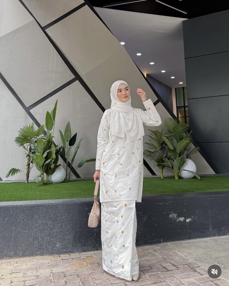 Cantiknya Soraya Klasik Kurung warna putih ni kan 😭? Lagi nampak jelas semua sulaman bunga yang ada tu.