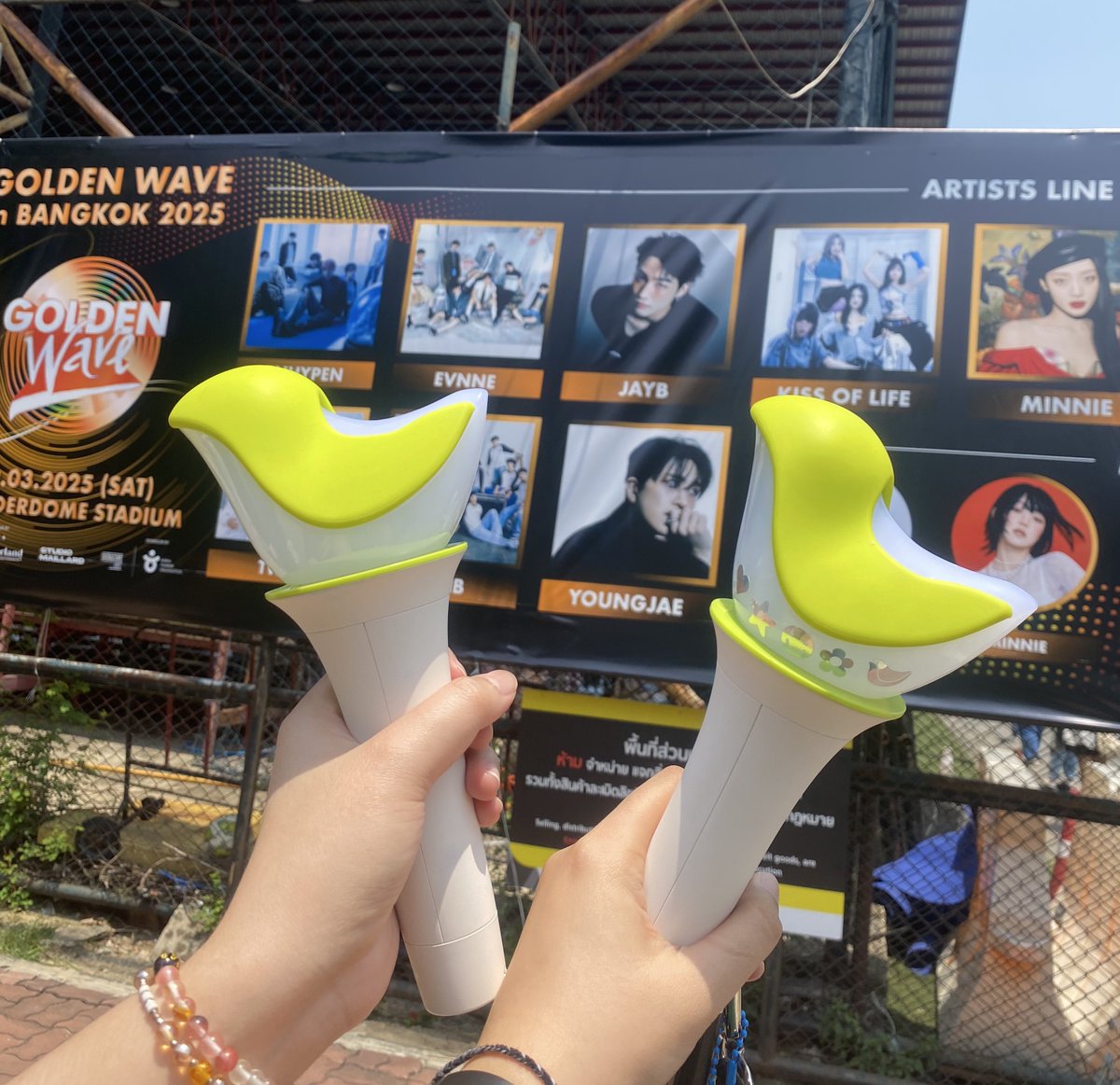 มาแล้ววววววววว✨

🙌 #GoldenWaveinBangkok2025 💚🐥

🫶🏻🌴 #JAYB_GDWinBKK2025
#JayB #GOT7 <a href="/jaybnow_hr/">JAY B</a> 

🫶🏻🦦#Youngjae_GoldenWaveBKK
#YOUNGJAE #영재 <a href="/ChoiArs_YJ/">YOUNGJAE</a>