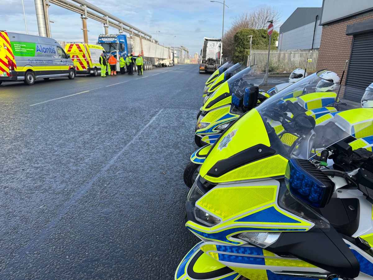MerPolTraffic's tweet image. Thanks for your patience this morning as we moved this 50m concrete beam from the docks, through @MerseyPolice area before handing over to @CheshPolBC! #Convoy #Escortvehicle #Opsbikes #Teamwork