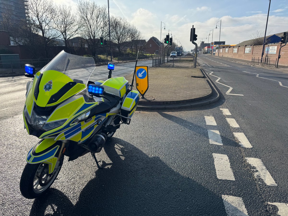 MerPolTraffic's tweet image. Thanks for your patience this morning as we moved this 50m concrete beam from the docks, through @MerseyPolice area before handing over to @CheshPolBC! #Convoy #Escortvehicle #Opsbikes #Teamwork