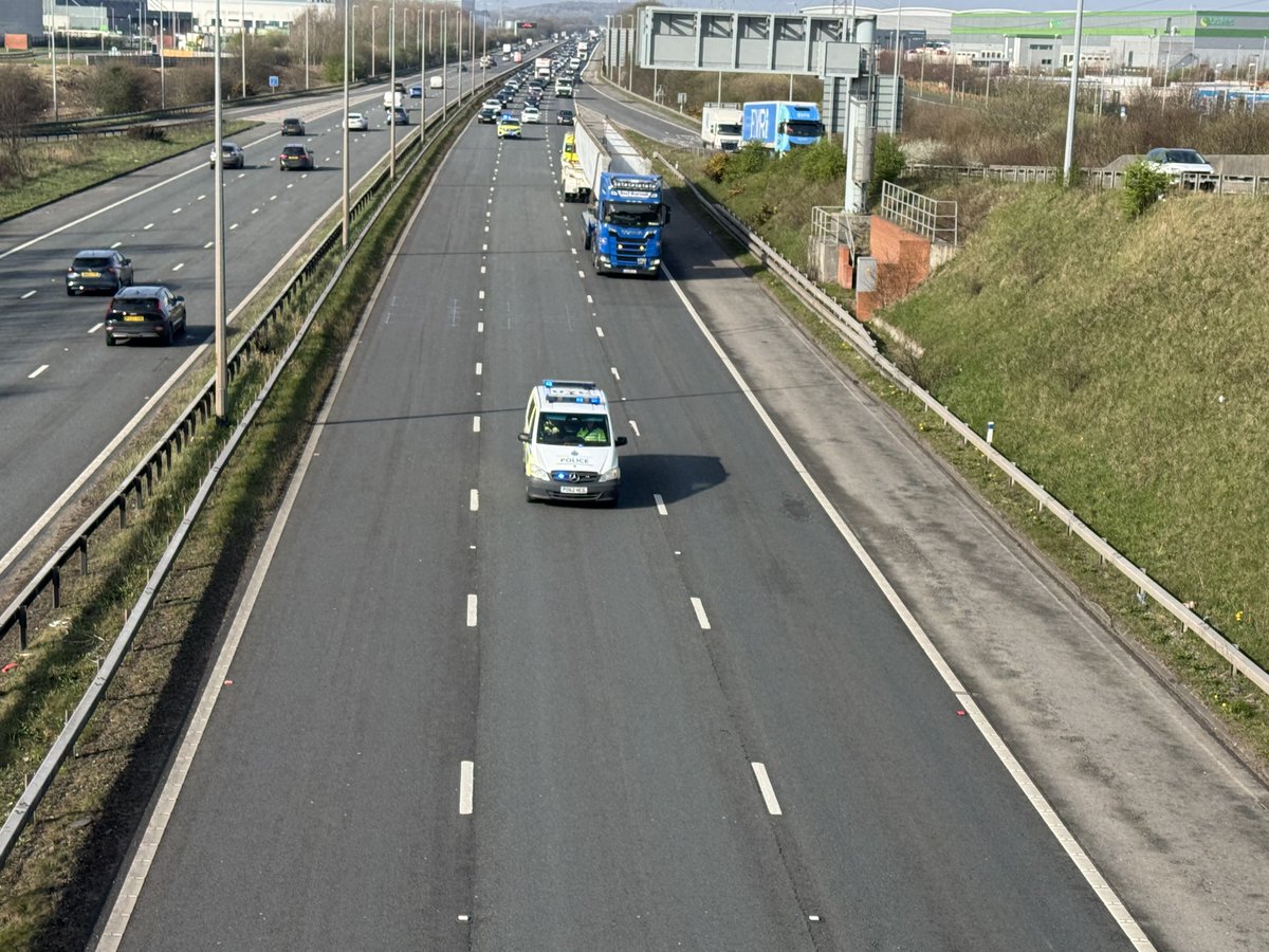 MerPolTraffic's tweet image. Thanks for your patience this morning as we moved this 50m concrete beam from the docks, through @MerseyPolice area before handing over to @CheshPolBC! #Convoy #Escortvehicle #Opsbikes #Teamwork