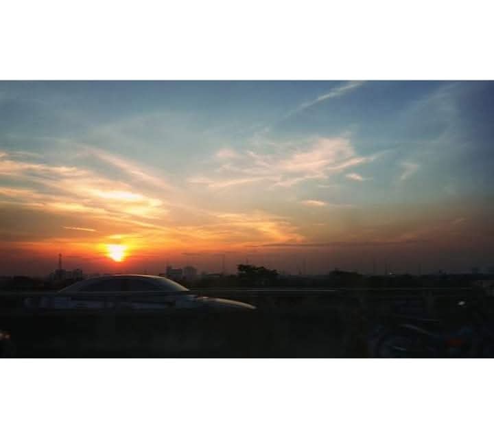 NiceLife_Au's tweet photo. "ไม่ว่าอยู่���ี่ไหน
เราต้องอยู่ให้สบายใจ"
เมื่อไหร่ที่อยู่แล้วรู้สึกเป็นทุกข์  ให้หันหลังออกมา อย่าไปเสียดายในสิ่งที่ทำให้ทุกข์ 
เพราะ  ชีวิตเป็นของเรา 
ทุกวันคือชีวิต   ชีวิตคือทุกวัน https://t.co/a2tqaO2Pkf