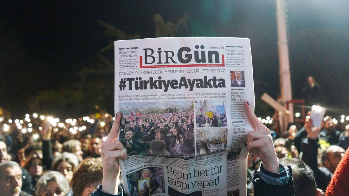 BirGun_Gazetesi's tweet photo. 📍 İstanbul, Ankara, İzmir, Trabzon, Yozgat, Konya, Çorum, Rize, Kayseri ve fazlası...

Türkiye ayakta: Halk muhalefeti Türkiye’nin dört bir yanında özgürlük ve demokrasi için sokakta!

https://t.co/7bMmd2pJ8p https://t.co/zQisnNtWvY